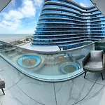 White Titanic Premium Mamaia Nord Apartment *