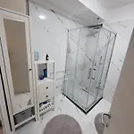 White Titanic Premium Mamaia Nord Apartment *