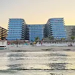 Apartment White Titanic Premium Mamaia Nord