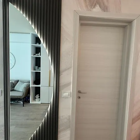White Titanic Premium Mamaia Nord Apartment *
