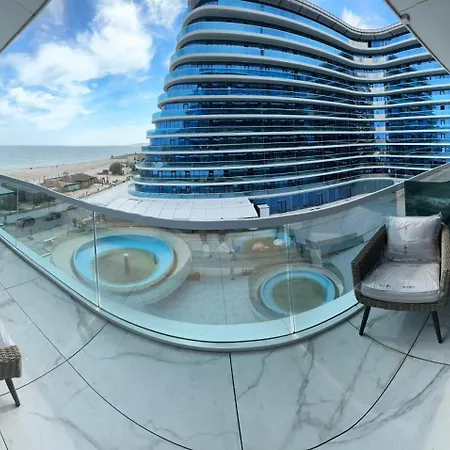 White Titanic Premium Mamaia Nord Apartment *