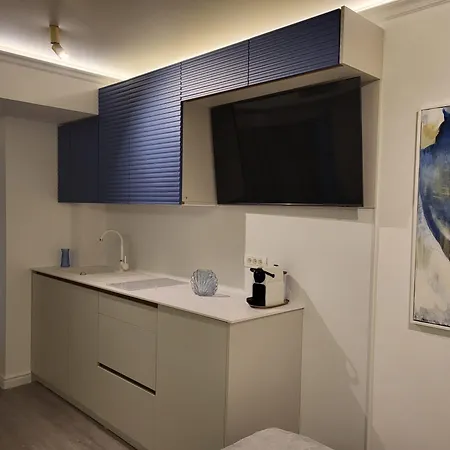 White Titanic Premium Mamaia Nord Apartment *