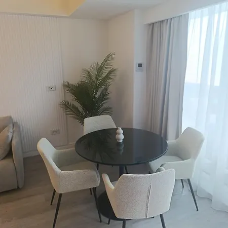 White Titanic Premium Mamaia Nord Apartment *