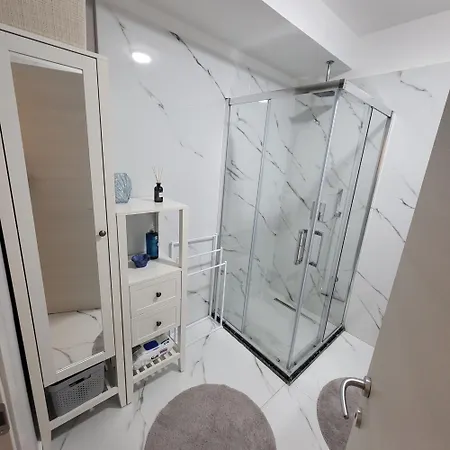 White Titanic Premium Mamaia Nord Apartment *